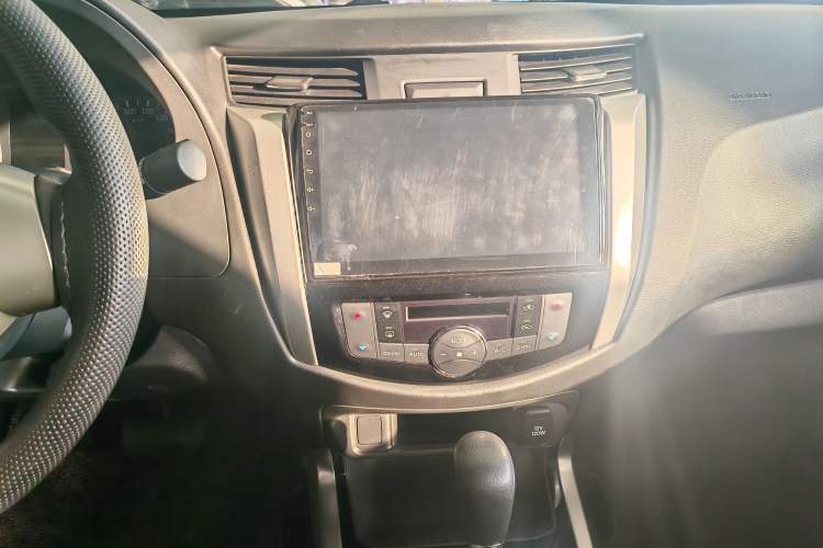 Used Nissan Navara 2017 2.5L Automatic 2WD Luxury Edition QR25 Interior 3
