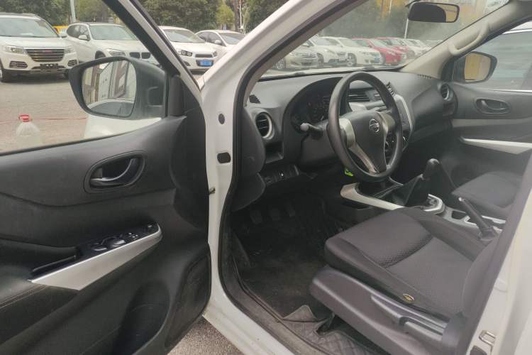 Used Nissan Navara 2017 2.5L Manual Two-Wheel Drive Standard Edition QR25 Interior 3