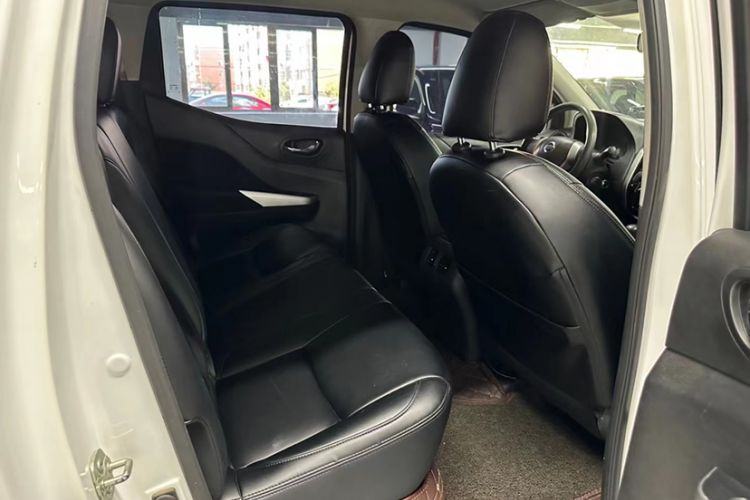 Used Nissan Navara 2017 2.5L Automatic 4x4 Luxury Edition QR25 Interior 4