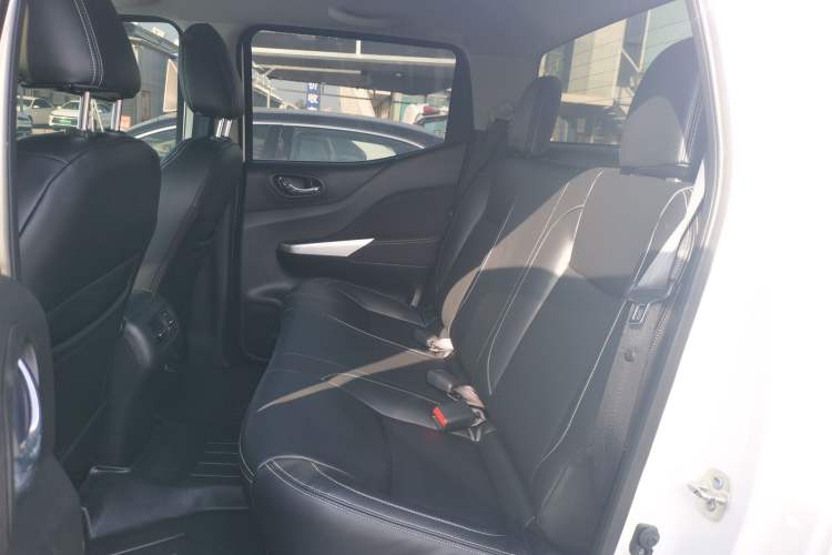 Used Nissan Navara 2017 2.5L Automatic 4x4 Luxury Edition QR25 Interior 4