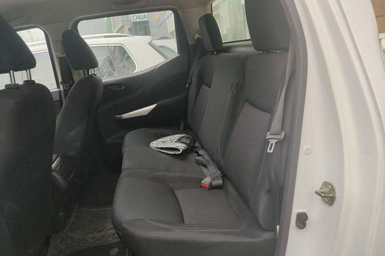Used Nissan Navara 2017 2.5L Manual Two-Wheel Drive Standard Edition QR25 Interior 4