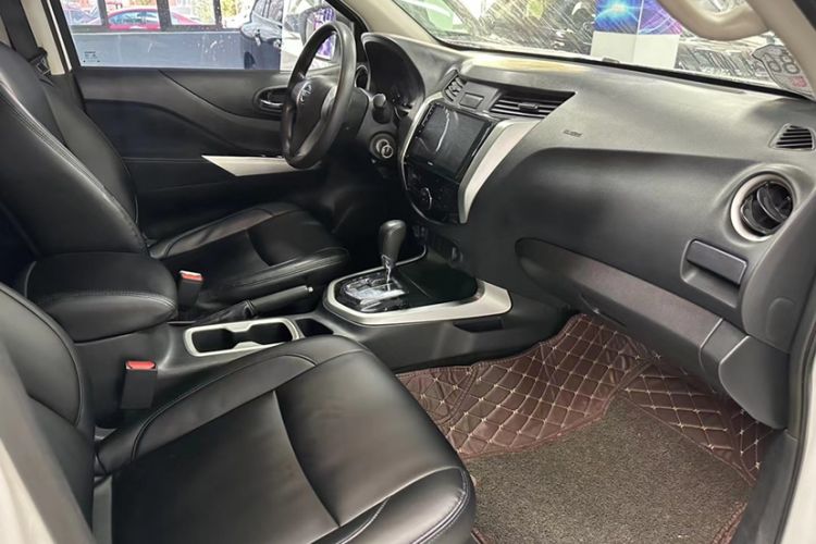 Used Nissan Navara 2017 2.5L Automatic 4x4 Luxury Edition QR25 Interior 5