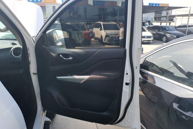 Used Nissan Navara 2017 2.5L Automatic 4x4 Luxury Edition QR25 Interior 5