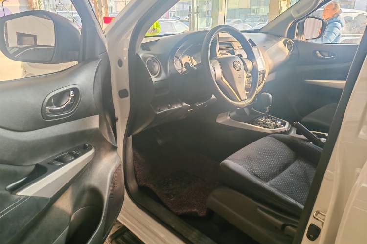 Used Nissan Navara 2017 2.5L Automatic 2WD Luxury Edition QR25 Interior 5
