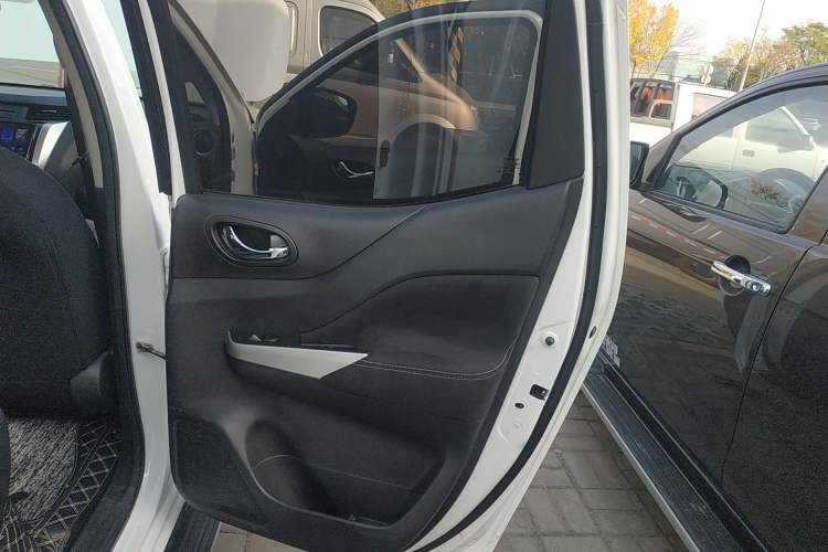 Used Nissan Navara 2017 2.5L Automatic 2WD Luxury Edition QR25 Interior 6