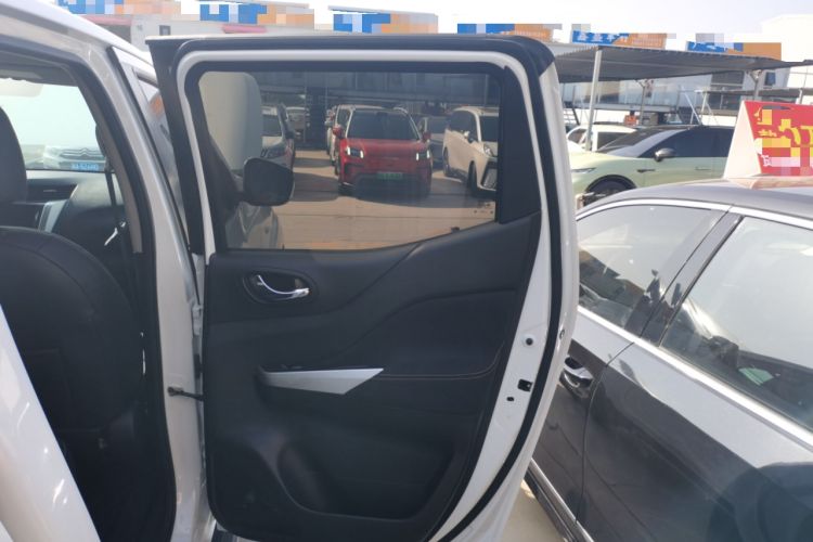 Used Nissan Navara 2017 2.5L Automatic 4x4 Luxury Edition QR25 Interior 6