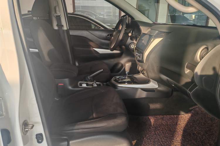 Used Nissan Navara 2017 2.5L Automatic 2WD Luxury Edition QR25 Interior 6