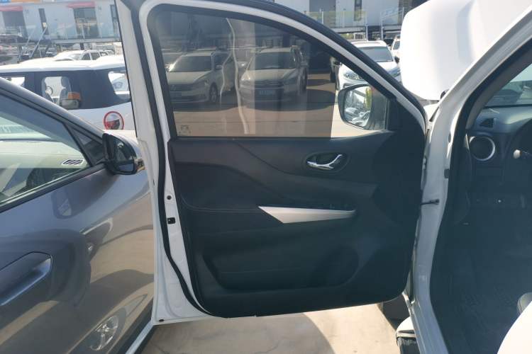 Used Nissan Navara 2017 2.5L Automatic 4x4 Luxury Edition QR25 Interior 7