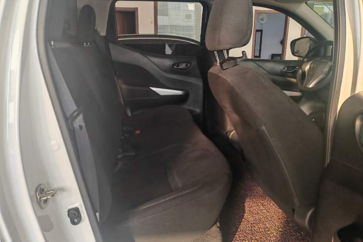 Used Nissan Navara 2017 2.5L Automatic 2WD Luxury Edition QR25 Interior 7