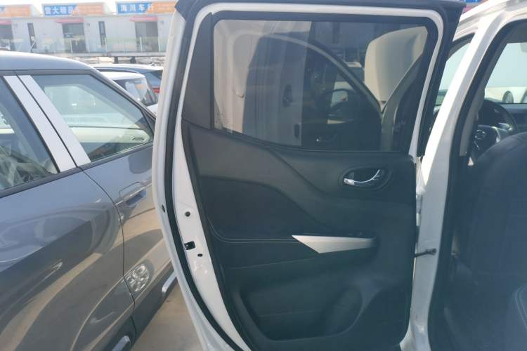 Used Nissan Navara 2017 2.5L Automatic 4x4 Luxury Edition QR25 Interior 8