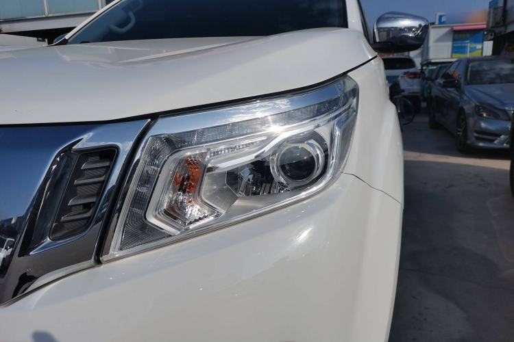 Used Nissan Navara 2017 2.5L Automatic 4x4 Luxury Edition QR25 Left Front Headlight