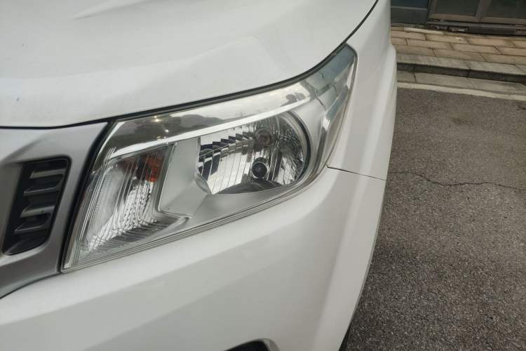 Used Nissan Navara 2017 2.5L Manual Two-Wheel Drive Standard Edition QR25 Left Front Headlight