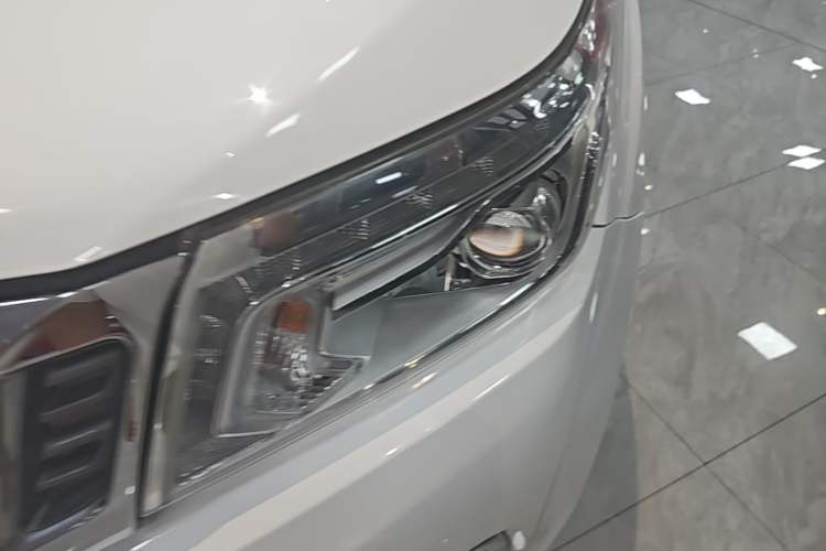 Used Nissan Navara 2017 2.5L Automatic 4x4 Luxury Edition QR25 Left Front Headlight