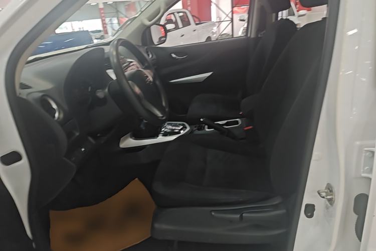 Used Nissan Navara 2017 2.5L Automatic 4x4 Luxury Edition QR25 Left Front Seat