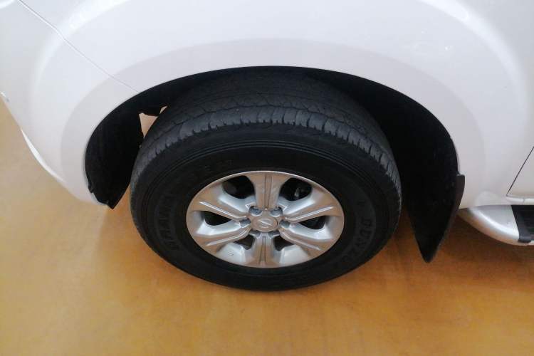 Used Nissan Navara 2017 2.5L Automatic 2WD Luxury Edition QR25 Left Front Wheel Hub