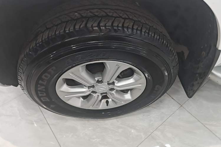 Used Nissan Navara 2017 2.5L Automatic 4x4 Luxury Edition QR25 Left Front Wheel Hub