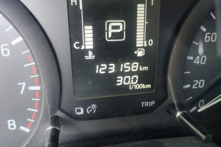 Used Nissan Navara 2017 2.5L Automatic 2WD Luxury Edition QR25 Odometer Close Up