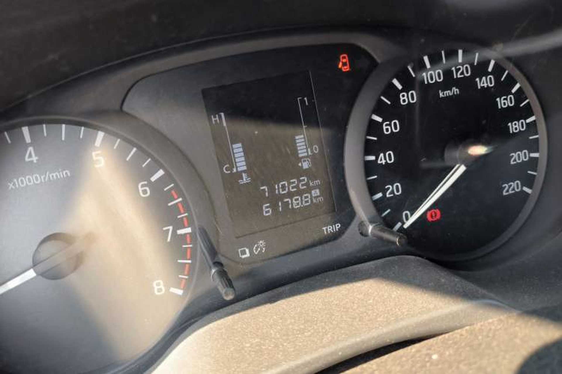 Used Nissan Navara 2017 2.5L Manual Two-Wheel Drive Standard Edition QR25 Odometer Close Up