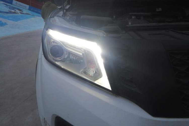 Used Nissan Navara 2017 2.5L Automatic 4x4 Luxury Edition QR25 Right Front Headlight