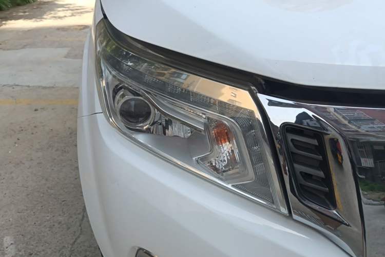 Used Nissan Navara 2017 2.5L Automatic 4x4 Luxury Edition QR25 Right Front Headlight