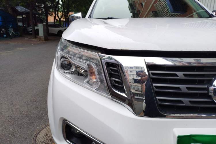 Used Nissan Navara 2017 2.5L Automatic 4x4 Luxury Edition QR25 Right Front Headlight