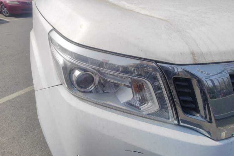 Used Nissan Navara 2017 2.5L Automatic 4x4 Luxury Edition QR25 Right Front Headlight