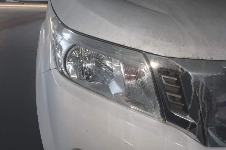 Used Nissan Navara 2017 2.5L Automatic 2WD Luxury Edition QR25 Right Front Headlight