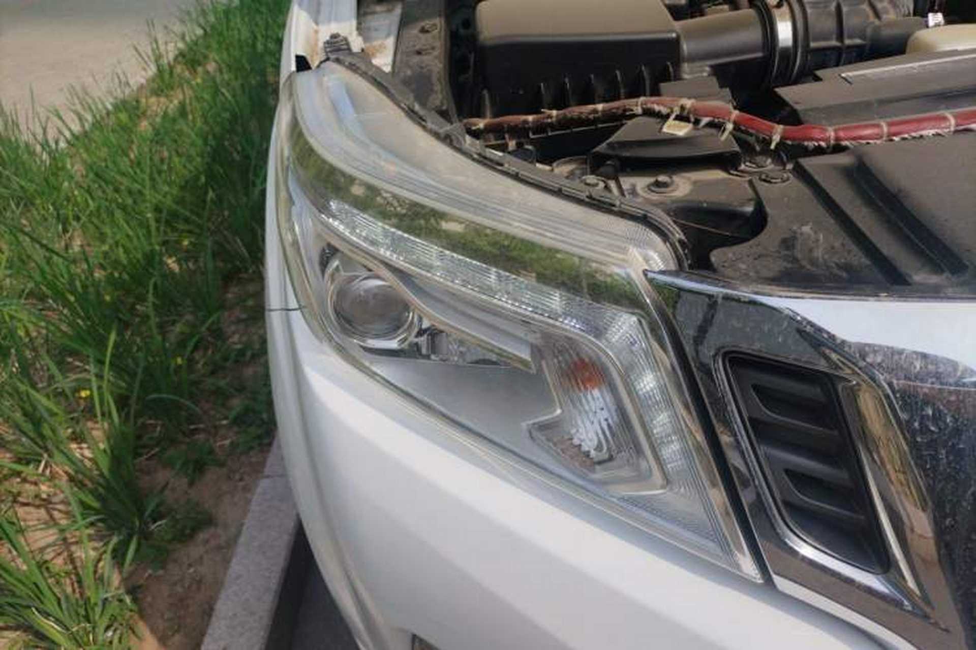 Used Nissan Navara 2017 2.5L Automatic 4x4 Luxury Edition QR25 Right Front Headlight