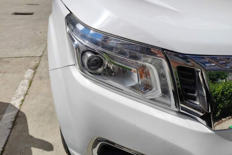 Used Nissan Navara 2017 2.5L Automatic 4x4 Luxury Edition QR25 Right Front Headlight