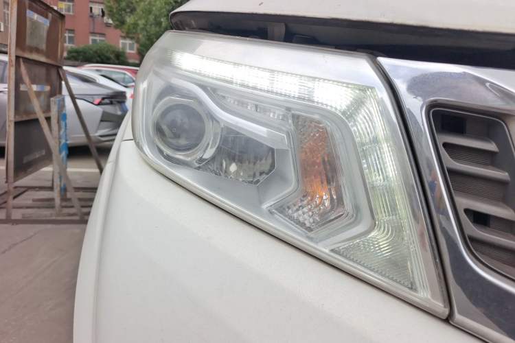 Used Nissan Navara 2017 2.5L Automatic 4x4 Luxury Edition QR25 Right Front Headlight