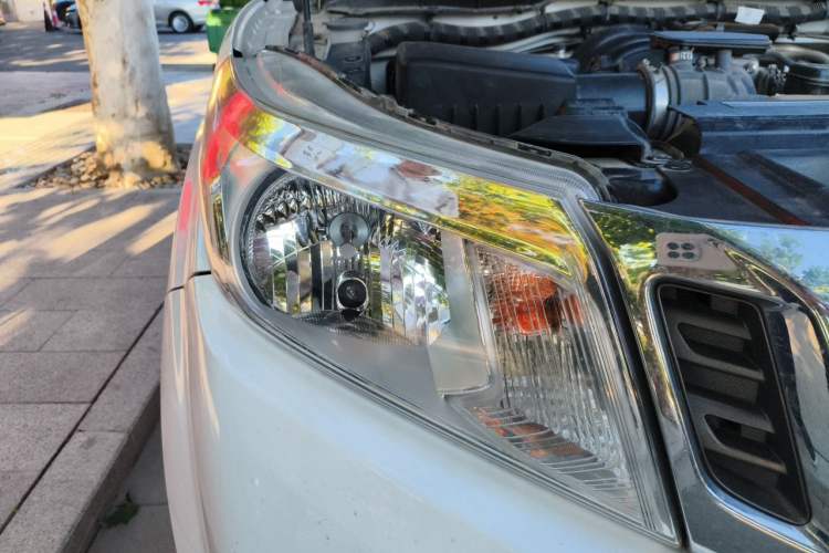 Used Nissan Navara 2017 2.5L Automatic 2WD Luxury Edition QR25 Right Front Headlight