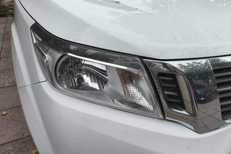 Used Nissan Navara 2017 2.5L Automatic 2WD Luxury Edition QR25 Right Front Headlight