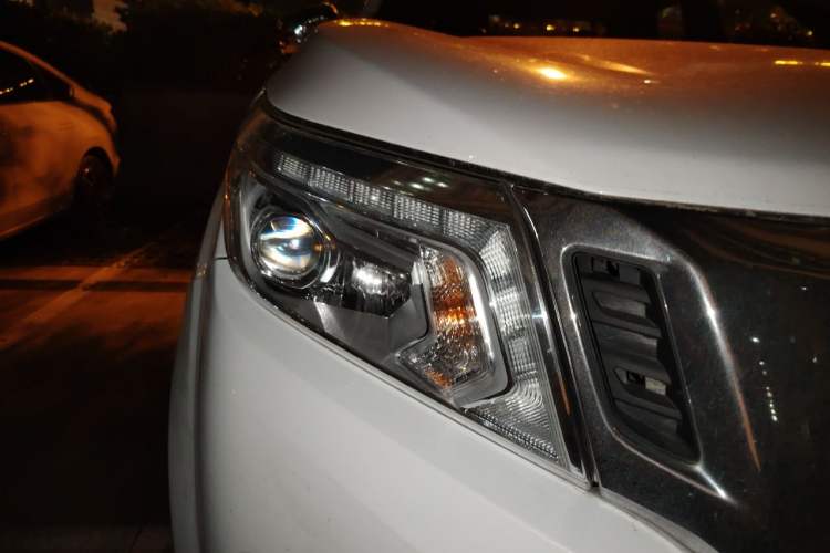 Used Nissan Navara 2017 2.5L Automatic 4x4 Luxury Edition QR25 Right Front Headlight