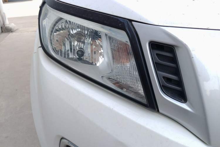 Used Nissan Navara 2017 2.5L Manual Two-Wheel Drive Standard Edition QR25 Right Front Headlight