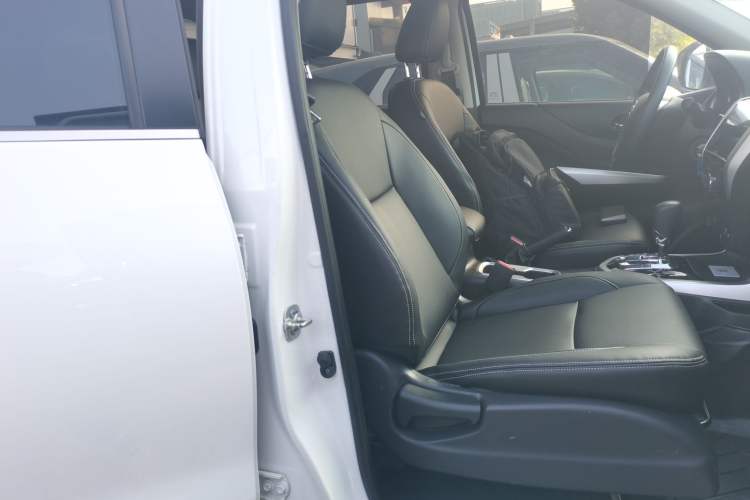 Used Nissan Navara 2017 2.5L Automatic 4x4 Luxury Edition QR25 Right Front Seat