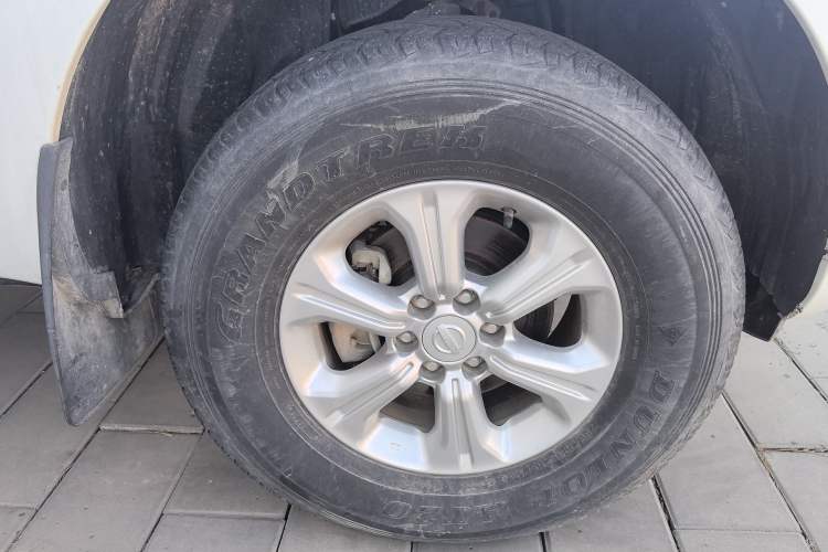 Used Nissan Navara 2017 2.5L Automatic 4x4 Luxury Edition QR25 Right Front Wheel Hub