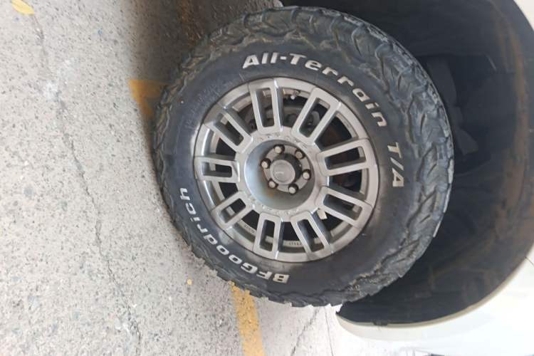 Used Nissan Navara 2017 2.5L Automatic 4x4 Luxury Edition QR25 Right Front Wheel Hub