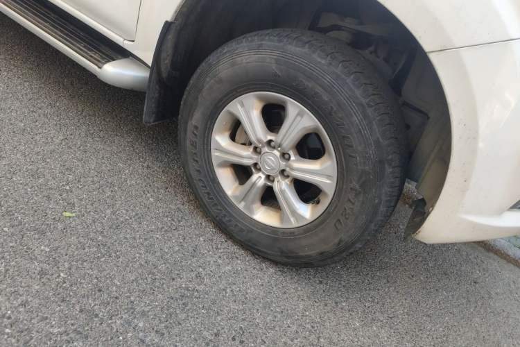 Used Nissan Navara 2017 2.5L Automatic 4x4 Luxury Edition QR25 Right Front Wheel Hub
