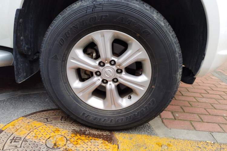 Used Nissan Navara 2017 2.5L Automatic 4x4 Luxury Edition QR25 Right Front Wheel Hub