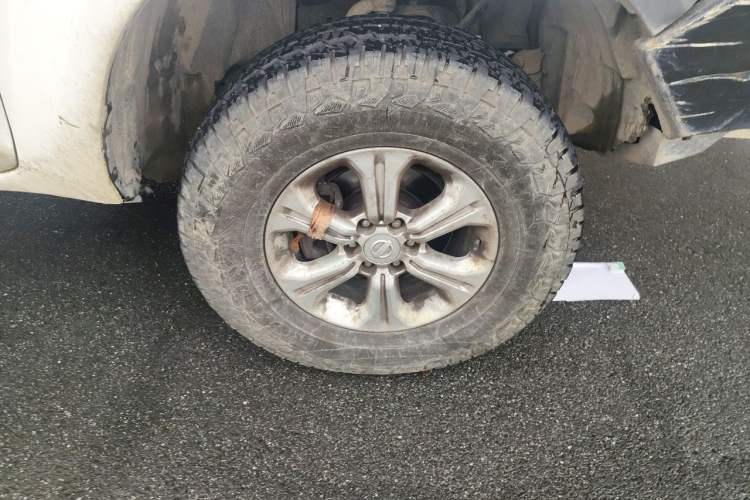 Used Nissan Navara 2017 2.5L Manual 4x4 Luxury Edition QR25 Right Front Wheel Hub