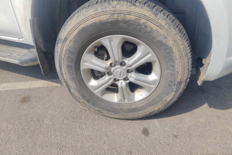 Used Nissan Navara 2017 2.5L Automatic 4x4 Luxury Edition QR25 Right Front Wheel Hub