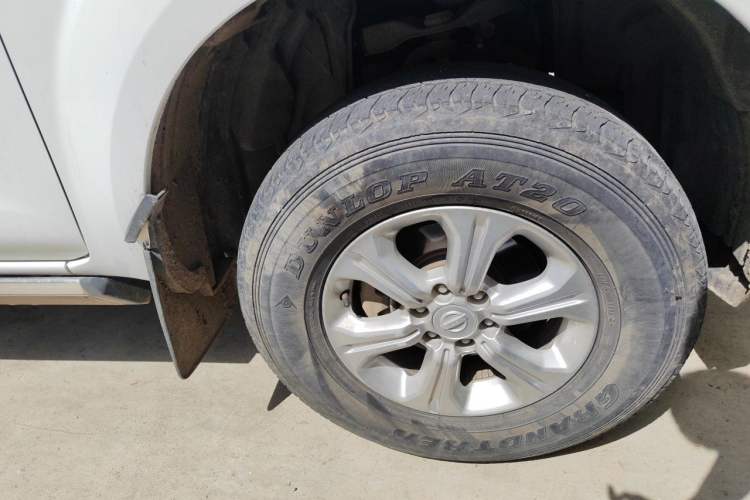 Used Nissan Navara 2017 2.5L Automatic 4x4 Luxury Edition QR25 Right Front Wheel Hub