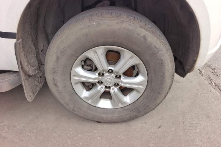 Used Nissan Navara 2017 2.5L Automatic 4x4 Luxury Edition QR25 Right Front Wheel Hub