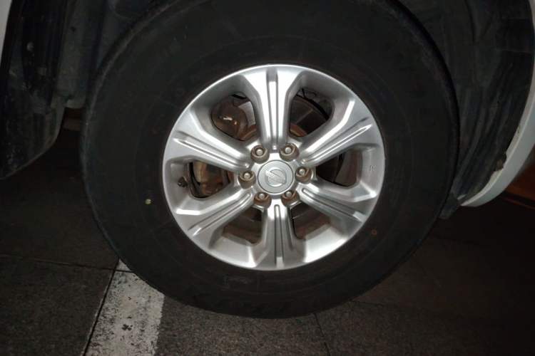 Used Nissan Navara 2017 2.5L Automatic 4x4 Luxury Edition QR25 Right Front Wheel Hub