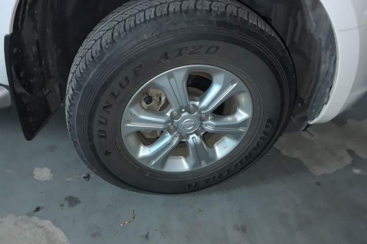 Used Nissan Navara 2017 2.5L Automatic 4x4 Luxury Edition QR25 Right Front Wheel Hub