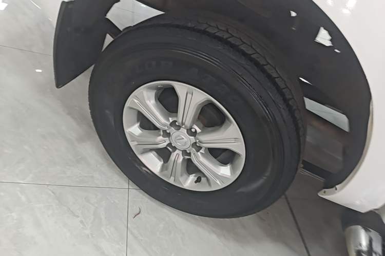 Used Nissan Navara 2017 2.5L Automatic 4x4 Luxury Edition QR25 Right Rear Wheel Hub