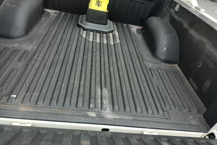Used Nissan Navara 2017 2.5L Automatic 4x4 Luxury Edition QR25 Trunk