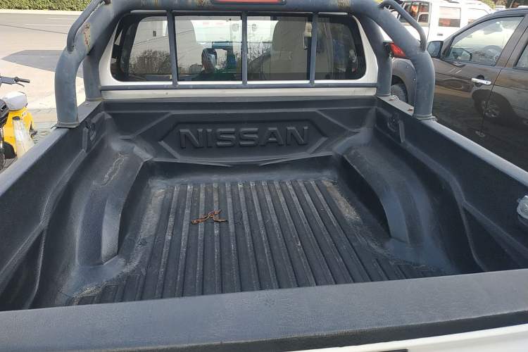 Used Nissan Navara 2017 2.5L Automatic 2WD Luxury Edition QR25 Trunk