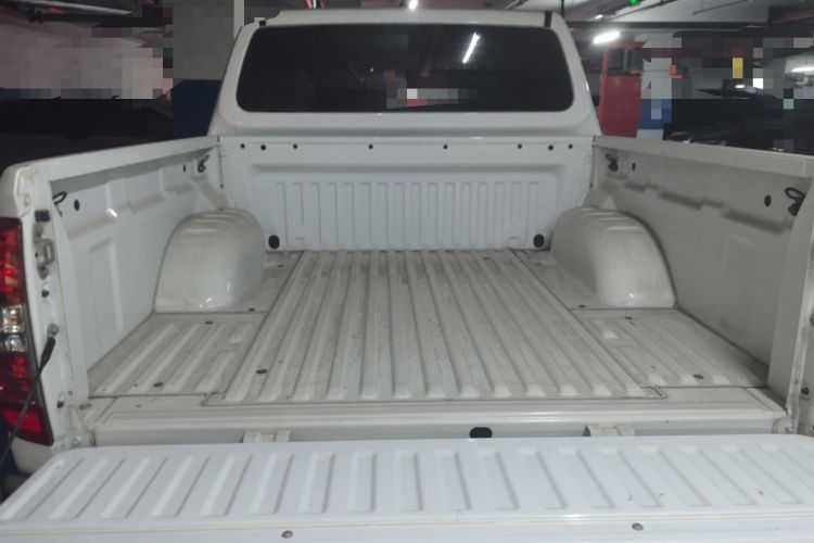 Used Nissan Navara 2017 2.5L Automatic 2WD Luxury Edition QR25 Trunk