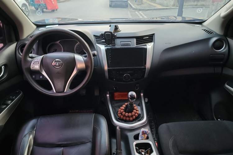 Used Nissan Navara 2019 2.5L Manual 4x4 Premium Version China VI QR25 Center Console